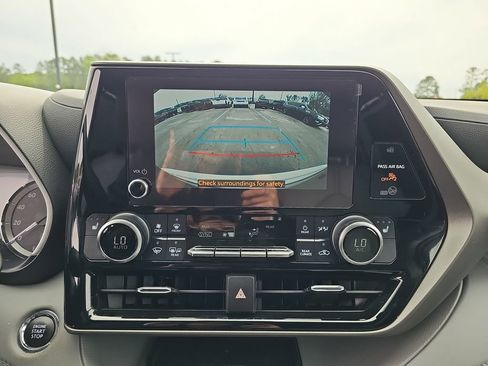 Used 2023 Toyota Highlander XLE FWD image 28