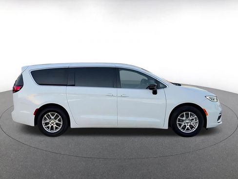 Used 2025 Chrysler Pacifica Select image 16