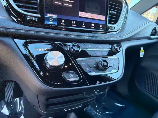 New 2027 Chrysler Pacifica Select AWD/4WD image 26