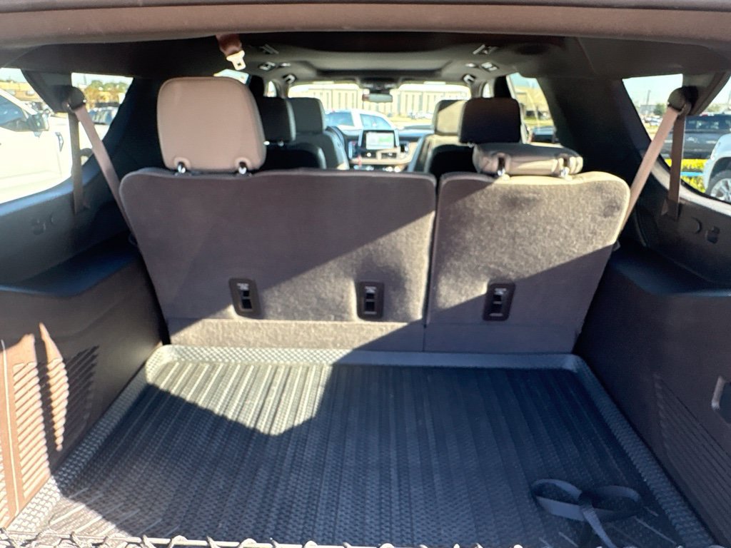 Used 2023 GMC Yukon XL SLT w/ SLT Luxury Package AWD/4WD image 6