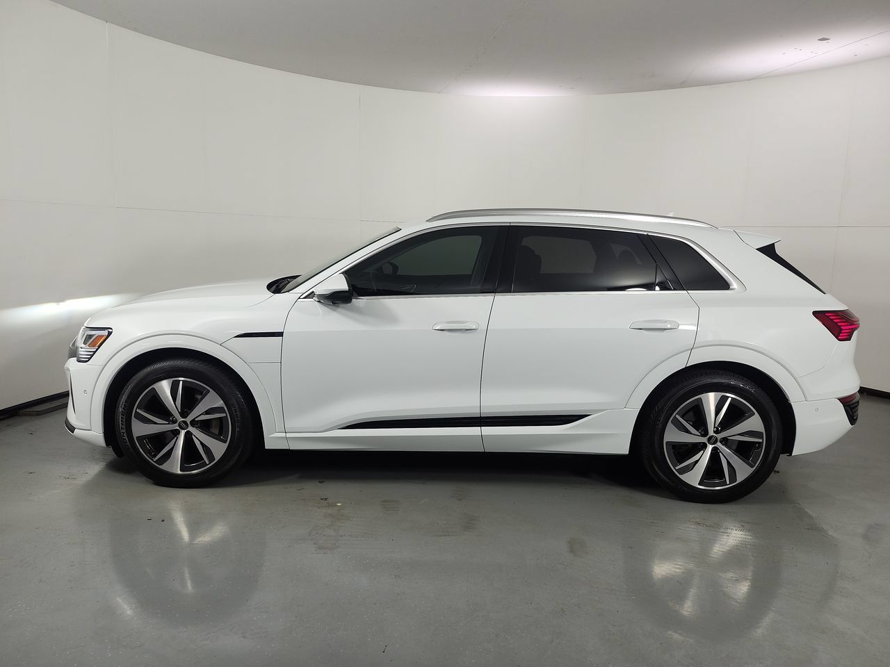 Used 2024 Audi Q8 e-tron Premium Plus w/ Premium Plus Package AWD/4WD image 2