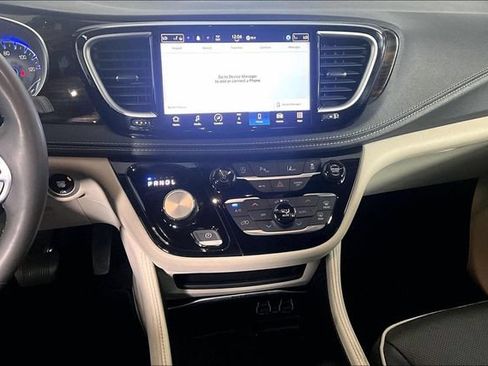Used 2023 Chrysler Pacifica Limited FWD image 9