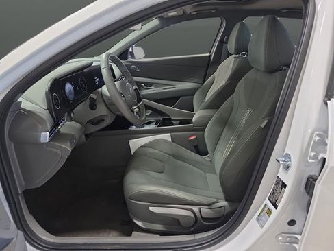 Certified 2025 Hyundai Elantra SEL image 4