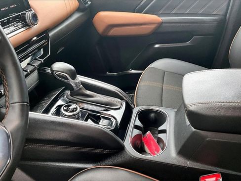 Used 2024 GMC Canyon AT4 image 17