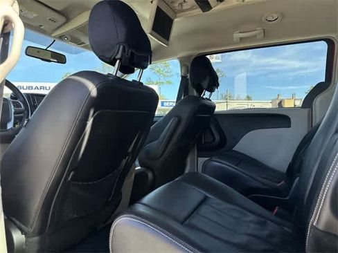 Used 2013 Chrysler Town & Country Touring image 14