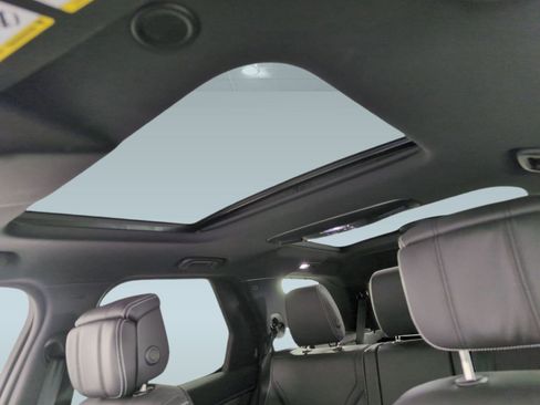 Certified 2025 Land Rover Discovery Dynamic SE image 11