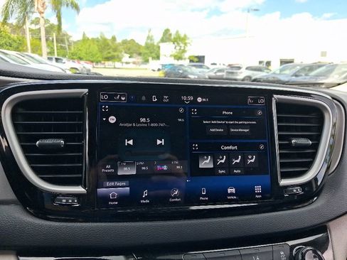 Used 2021 Chrysler Pacifica Touring-L FWD image 23