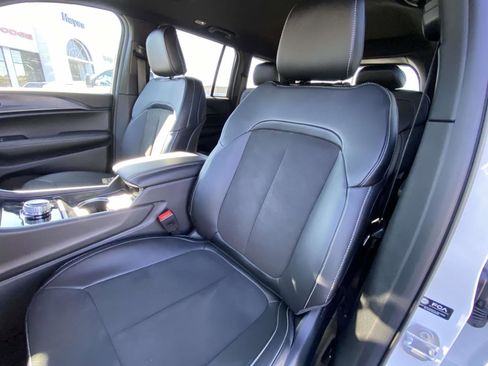 New 2025 Jeep Grand Cherokee Altitude image 9