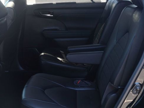 Used 2023 Toyota Highlander XLE AWD/4WD image 30