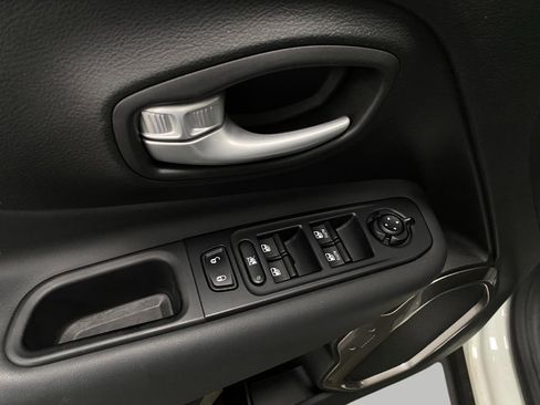 Used 2023 Jeep Renegade Latitude AWD/4WD image 30