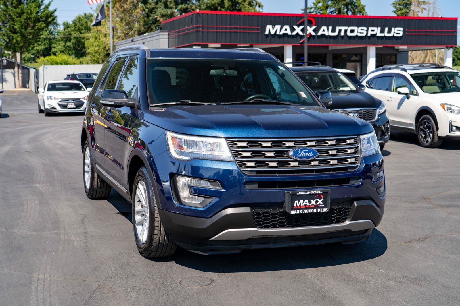 Used 2017 Ford Explorer XLT FWD image 2