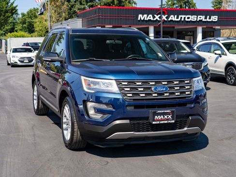 Used 2017 Ford Explorer XLT FWD image 2