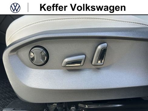 New 2026 Volkswagen Taos SE FWD image 13