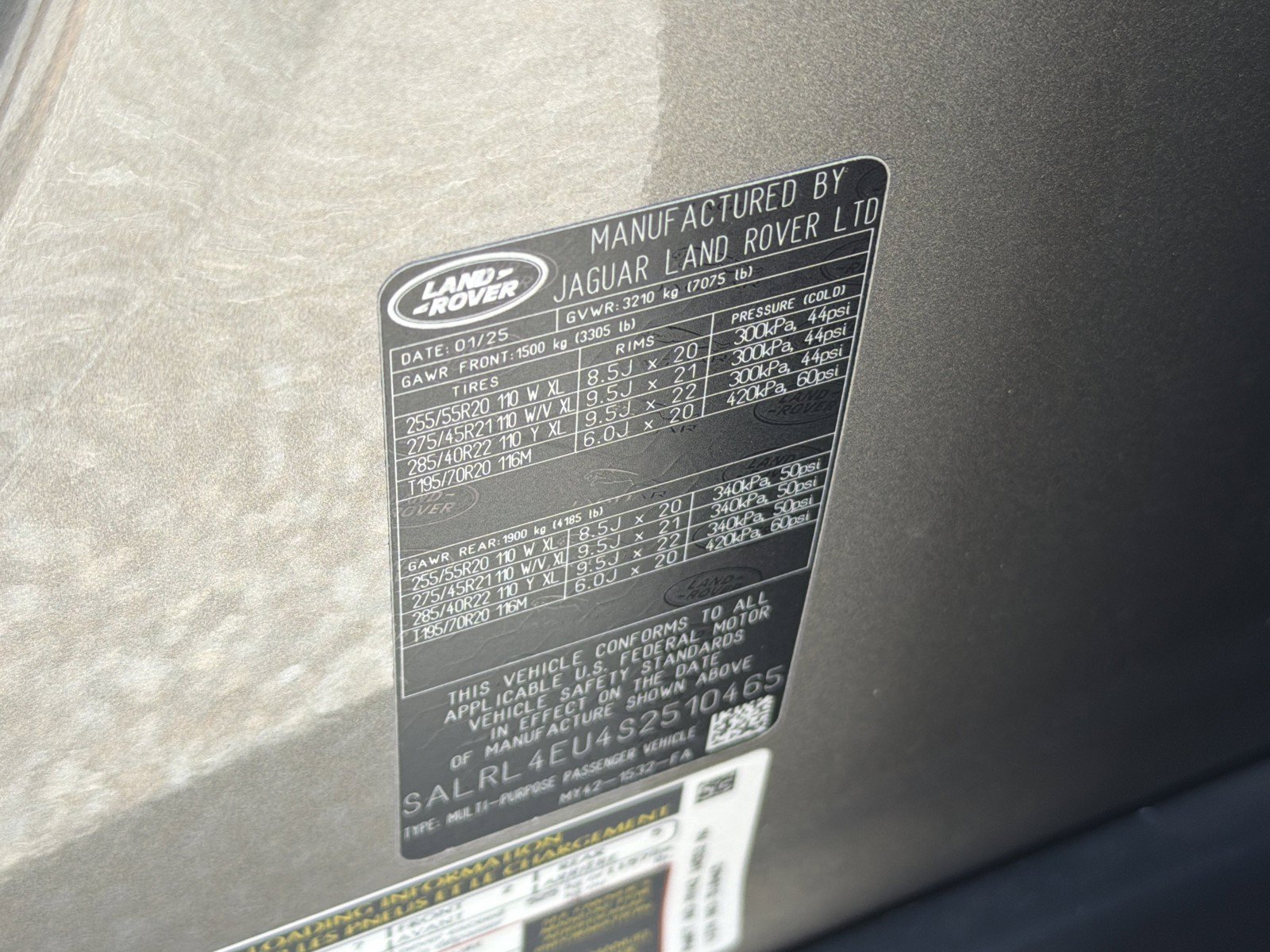 Used 2025 Land Rover Discovery Dynamic SE AWD/4WD image 40
