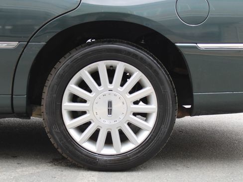 Used 2003 Lincoln Town Car Signature image 29