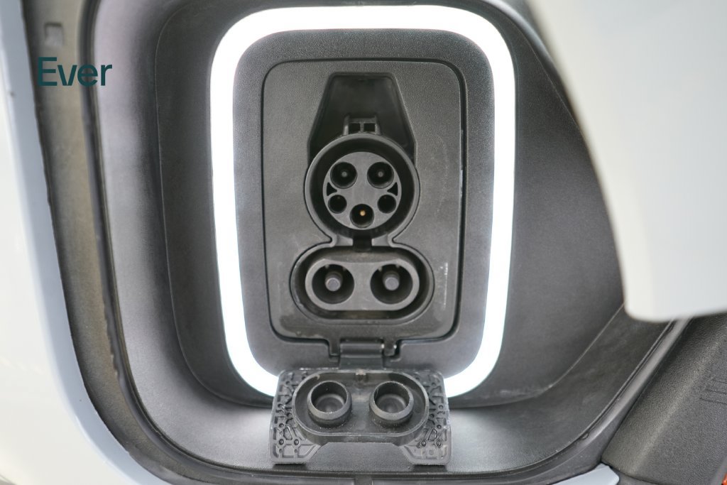 Used 2023 Rivian R1T Adventure Dual AWD/4WD image 10
