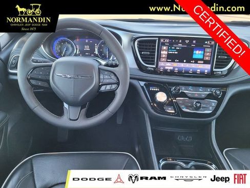 Certified 2025 Chrysler Pacifica Limited FWD image 7