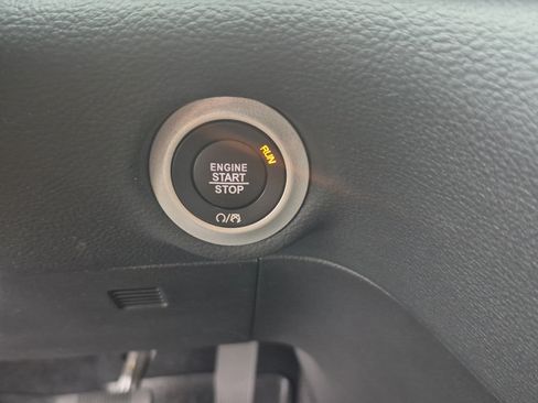 Used 2020 Chrysler Pacifica Limited w/ Advanced Safetytec Group FWD image 18