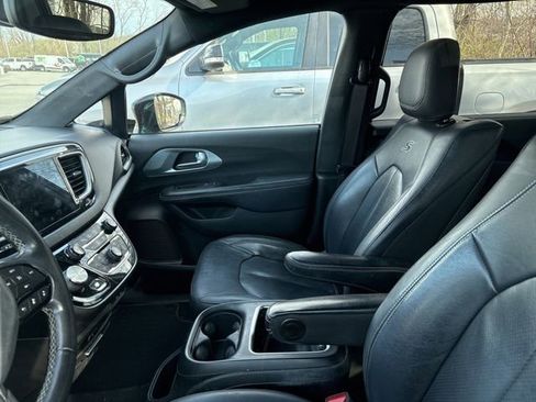 Used 2020 Chrysler Pacifica Touring-L Plus w/ Advanced Safetytec Group image 3