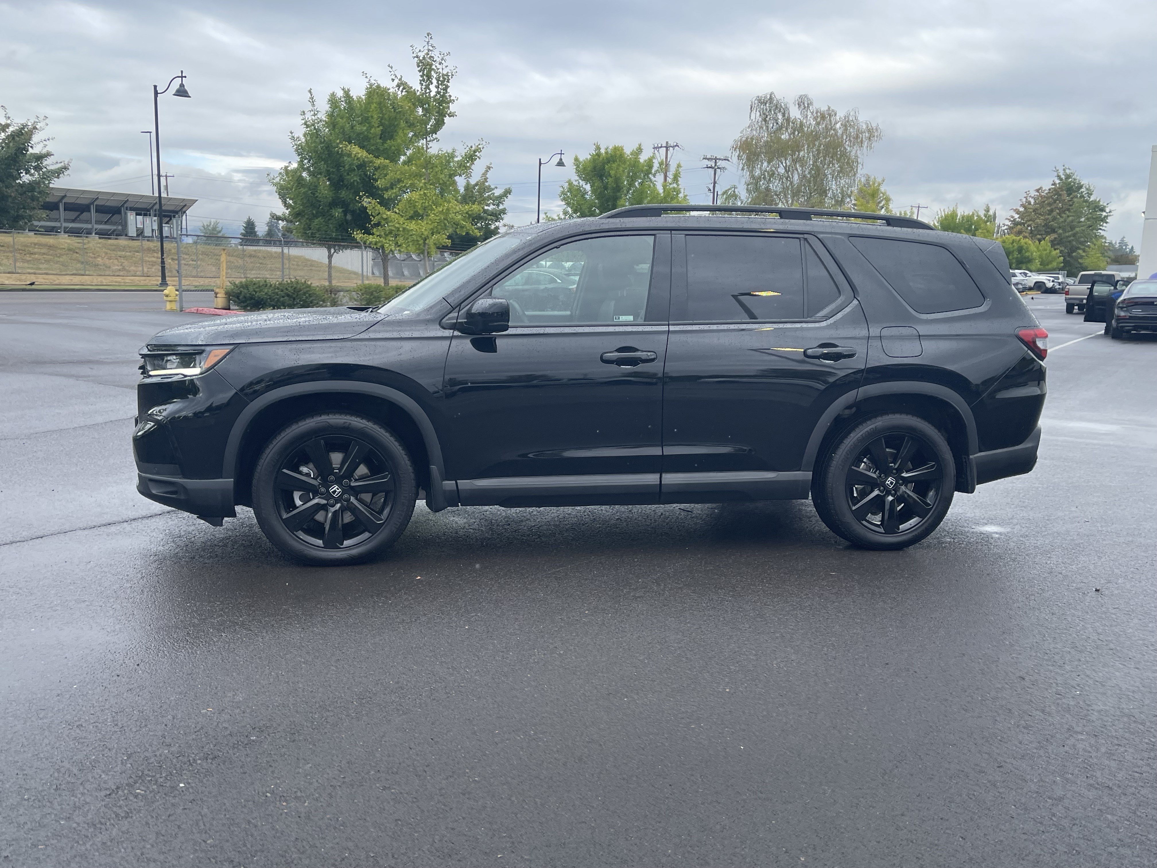 Used 2025 Honda Pilot Black Edition image 2