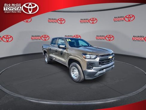 Used 2024 Chevrolet Colorado W/T RWD image 2