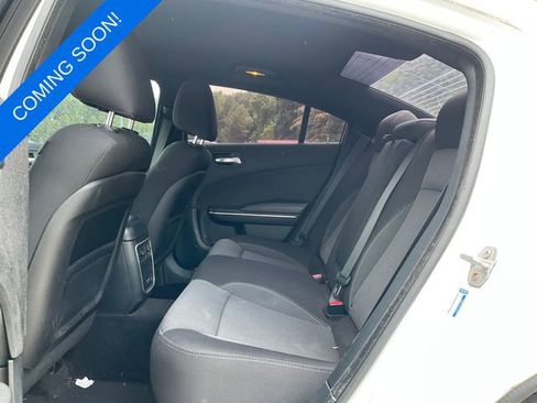 Used 2015 Dodge Charger SE RWD image 4