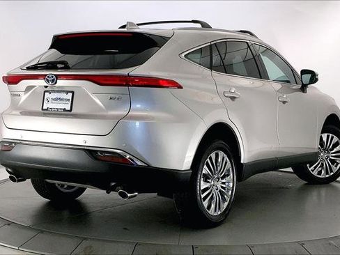 Used 2024 Toyota Venza XLE image 12