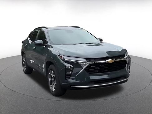 Used 2025 Chevrolet Trax LT w/ LT Convenience Package FWD image 3