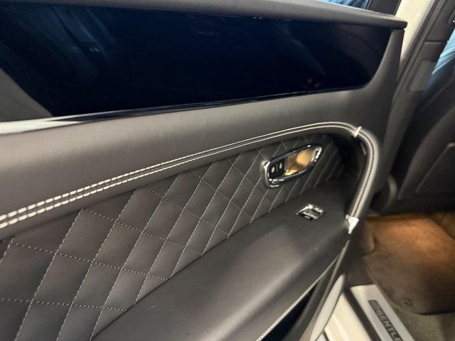 Used 2020 Bentley Bentayga AWD/4WD image 11