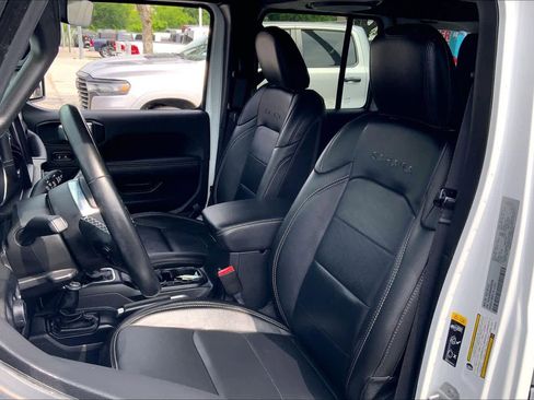 Used 2022 Jeep Wrangler Unlimited Sahara w/ LED Lighting Group AWD/4WD image 8