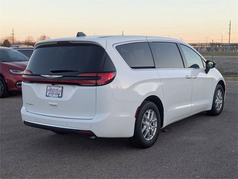 New 2026 Chrysler Pacifica Select image 3