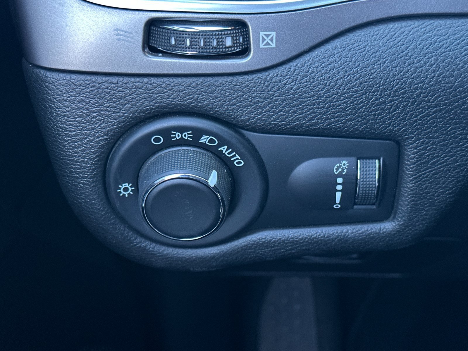 Used 2021 Jeep Cherokee Latitude AWD/4WD image 26