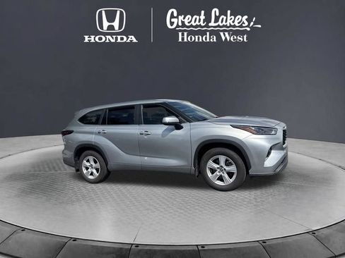 Used 2024 Toyota Highlander LE AWD/4WD image 6