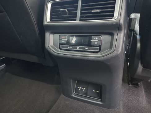 Used 2024 Volkswagen Atlas SE image 31