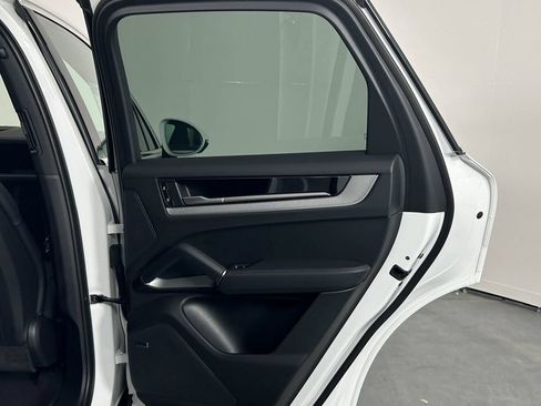 Used 2025 Porsche Cayenne AWD/4WD image 26