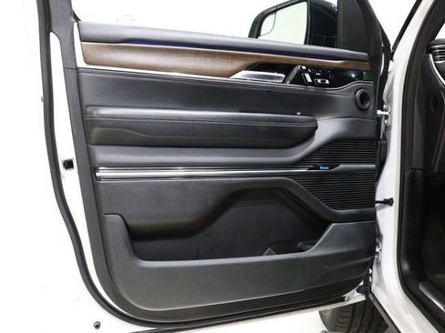 Used 2023 Jeep Grand Wagoneer 4WD image 15
