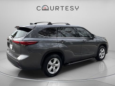 Used 2021 Toyota Highlander L image 7