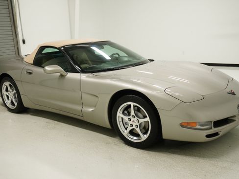Used 2000 Chevrolet Corvette Convertible w/ Memory Pkg image 3