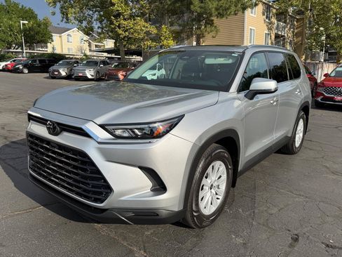 Used 2024 Toyota Grand Highlander AWD image 17