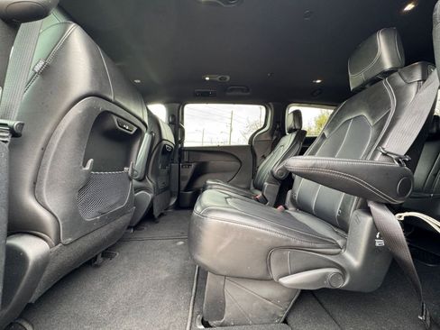 Used 2025 Chrysler Pacifica Select image 23