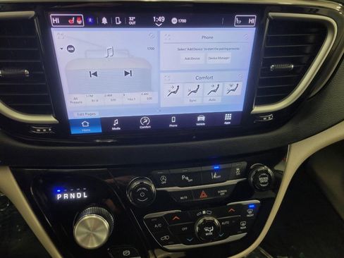 Used 2024 Chrysler Pacifica Touring-L FWD image 8