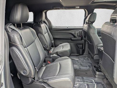 Used 2025 Toyota Sienna XLE Woodland Edition image 21