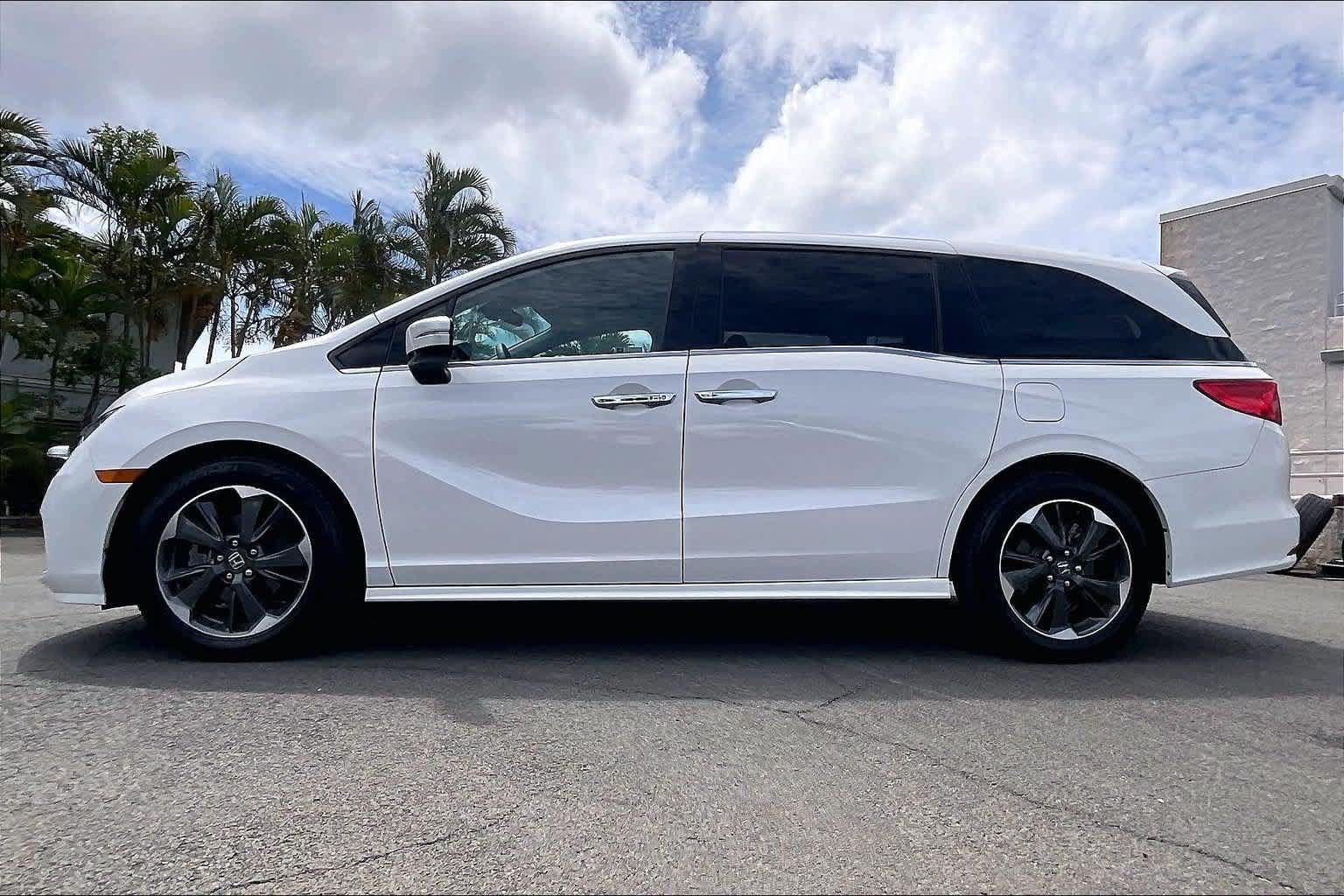 Used 2023 Honda Odyssey Elite image 3