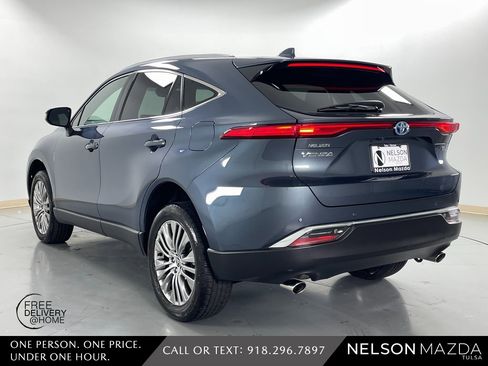 Used 2023 Toyota Venza XLE image 8