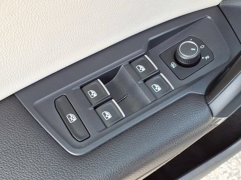 Used 2018 Volkswagen Tiguan SE AWD/4WD image 17