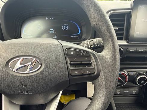 Used 2025 Hyundai Venue SE FWD image 16