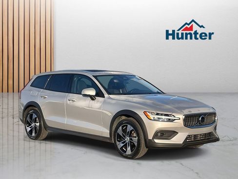 Used 2025 Volvo V60 B5 Cross Country Plus image 1