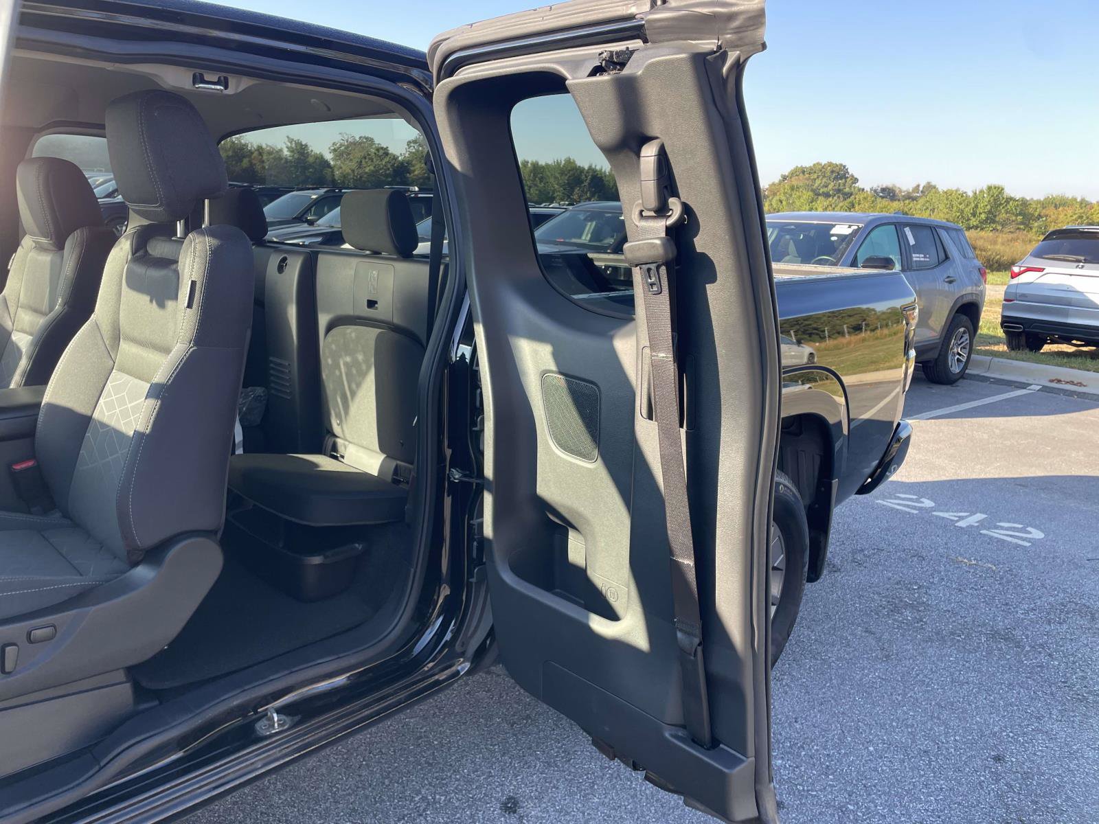 Used 2025 Nissan Frontier SV RWD image 3