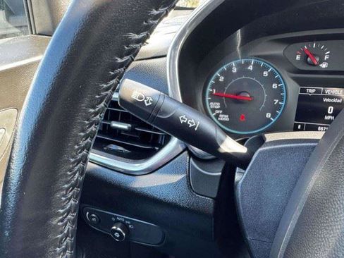 Used 2018 Chevrolet Equinox LT FWD image 26