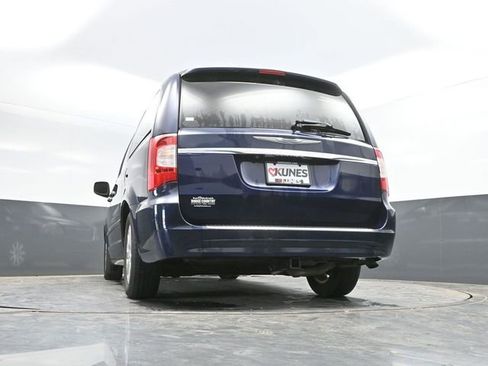 Used 2012 Chrysler Town & Country Touring-L w/ Entertainment Group #2 FWD image 30